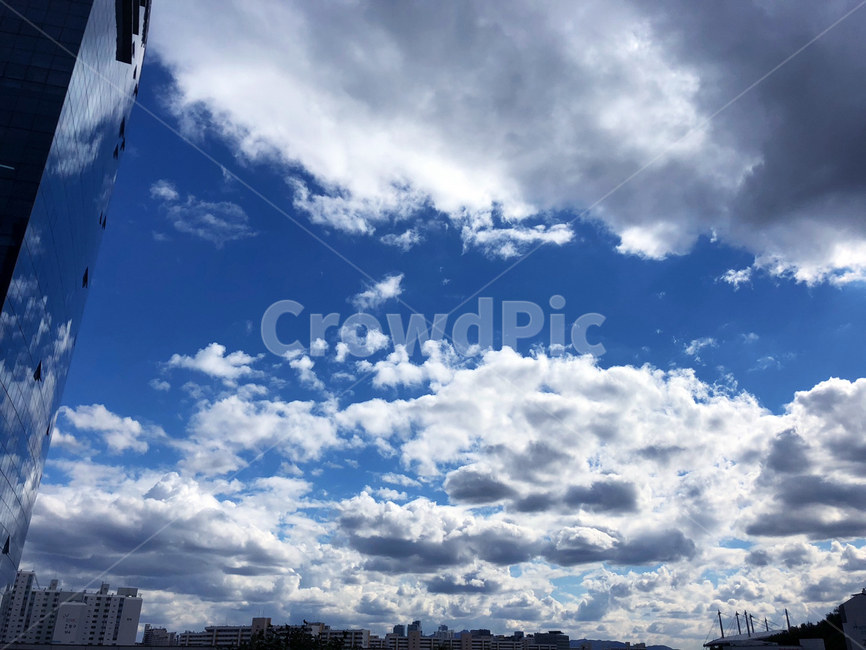 파랑,자유,하늘,건물,outdoors,옥외,nature,자연,sky,감성,emotion,sensible,cloud,blue,white,푸른하늘,날씨