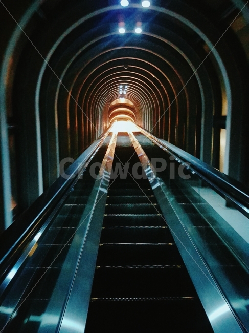 에스컬레이터,원근법,계단,내부계단,금속,건설물,앞길,편리함,건축