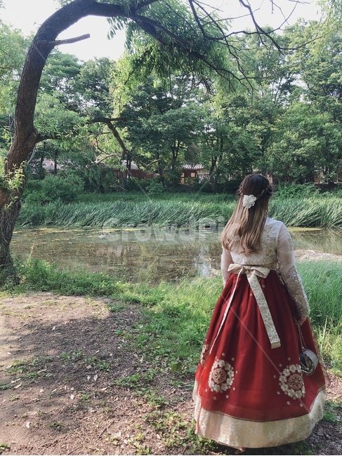 한복,민속촌,강가,풍경,사람,한복입은사람,예쁜한복,땋은머리,뒷모습,콘셉트,여성