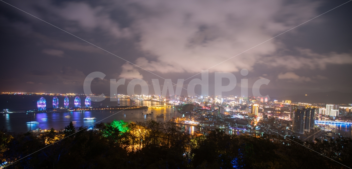 night view,date,night scenery,romance,fancy,Enjoying the night view,happy,hainan,cloud,beautiful,healing,amazing,Coast,summer night,sight,golden,meeting,cruise ship,Romance,wonderful,downtown,Night view in the city center,ocean,Panorama,light,background,s