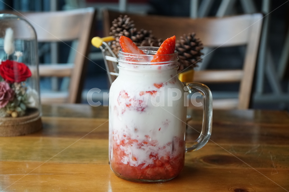 딸기,딸기라떼,라떼,음료,우유,딸기청,음료수,drink,beverage