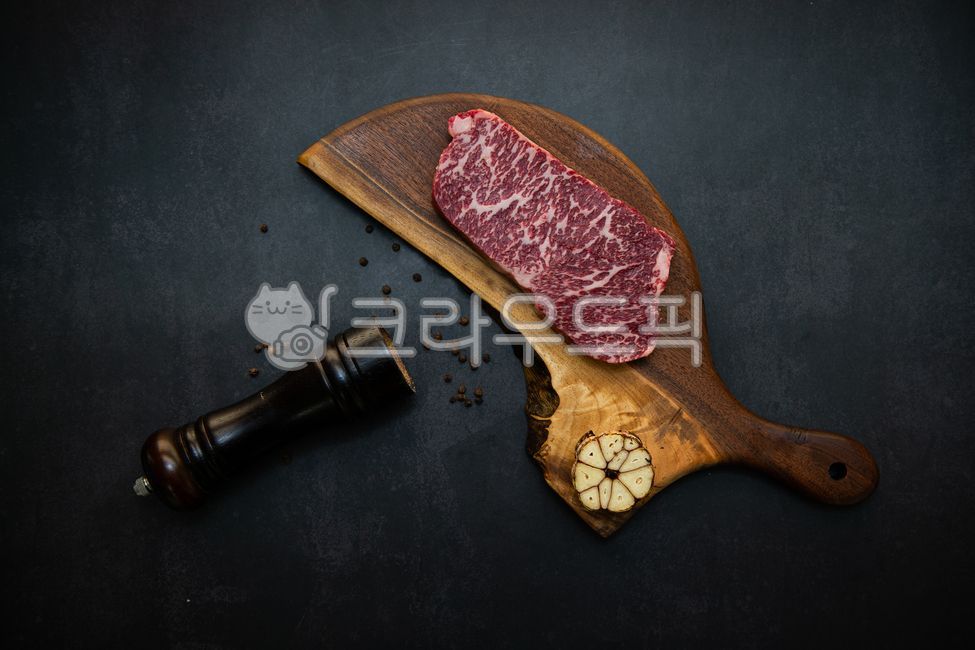 pepper,garlic,Nukki,mart,Striploin,discount,raw meat,beef,Korean beef,food,sale,vintage,meat,cutting board,special part,fresh