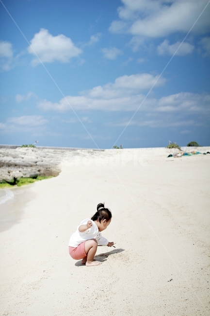 아기,아이,해변,놀이,오키나와,하늘,구름,귀여움,해변놀이,감성,kids,beach,play,baby,동심,cloudy,sky,cute,해변,바다,beach,sea,사람,인물,인간,human,person,어린이,어린아이,child,children,kid