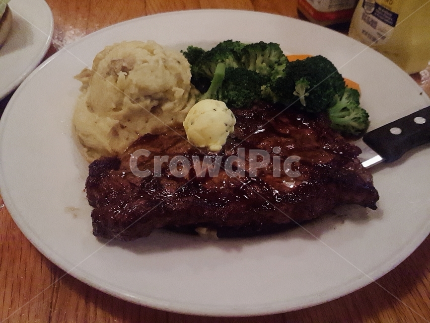 스테이크,steak,외식,저녁식사,dinner,브로콜리,broccoli,칼,knife,음식,식재료,요리,food,cook,meal,dishes,food reserves,양식,서양음식,서양요리,western food,western dishes,western meal,western cook