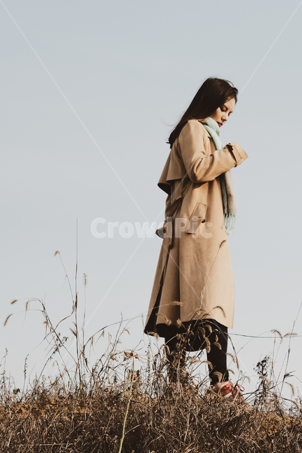 apparel,의복,clothing,의류,coat,코트,overcoat,외투,유채꽃,석양,들판,봄날,흑백,오후
