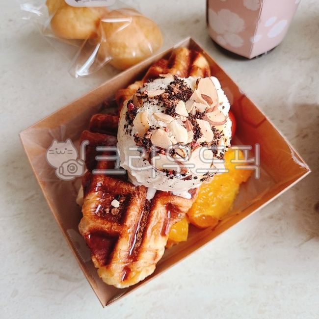 ice cream,waffle,dessert,croffle,Crople,snack,croissant