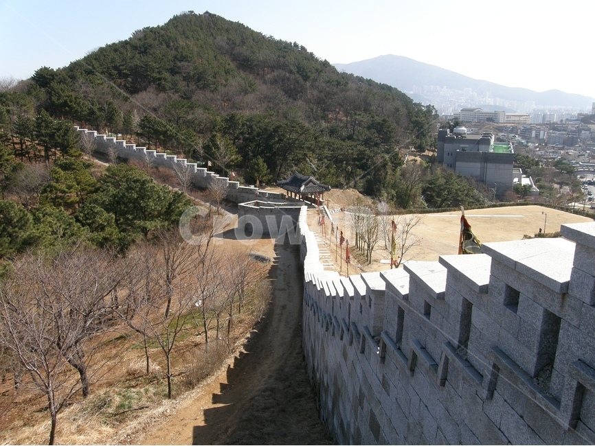 동래읍성,부산,성곽,동래성전투,송상현,동래구,마안산,임진왜란,busan,korea,landscape,문화재,유적지,역사유적,역사,야외,석재,성벽,outdoor,history,건축,유물,koreanhistory,성문,전쟁터,산,풍경,나무,숲,자연,tree,한국전통,한국문화,korean traditional,korean culture,건축물,건물외관,exterior,building,structure,architecture,construction