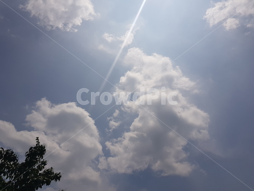구름,하늘,푸른하늘,뭉게구름,하얀구름,흰구름,파란하늘,나무,햇살,cloud,sky,bluesky,tree,맑은하늘
