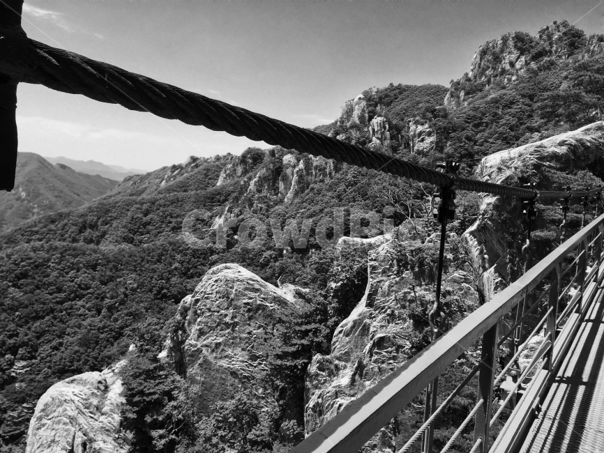 흑백,산,철근,다리,아질함,자연,풍경,nature,landscape,한국자연풍경,한국자연경관,korea nature landscape,흑백,모노톤,monochrome,black and white,building,건물,bridge,railing,난간