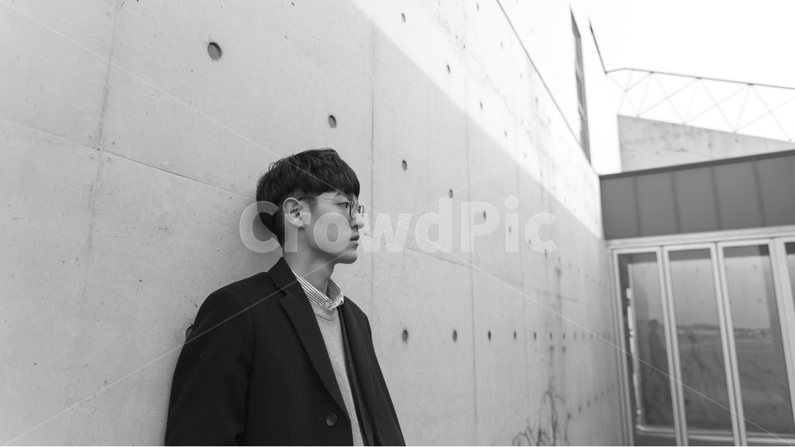 흑백,남성,남자,코트,인물,인물사진,blackwhite,black,gray,무채색,사람,벽,people,man,guy,사람,인물,인간,human,person,남성,남자,man,male,패션스타일,의상,fashion,style,고독함,외로움,쓸쓸함,우울함,슬픔,lonely,solitary,흑백,모노톤,monochrome,black and white