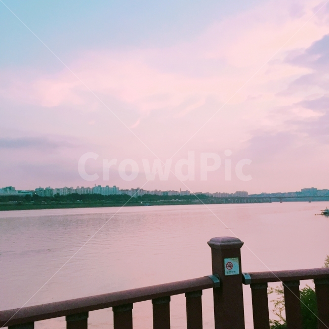 강가,한강,노을,하늘,풍경,이쁜풍경,sunset,해질녘,분홍색,분홍하늘,노을하늘,저녘,밤,도시,풍경,city,landscape,색깔,색상,색채,색감,color sense,color sensitivity,feeling of color,railing,난간,banister,handrail