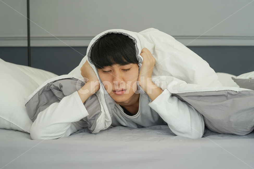 남성,남자,침대,침실,방,실내,이불,아침,피곤함,기상,따분한,지루한,심심한,사람,인물,인간,human,person,남성,남자,man,male