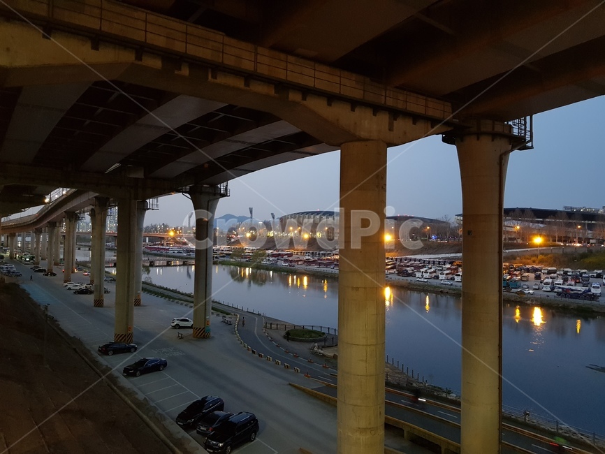 교량,다리,bridge,불빛,light,잠실운동장,건물,building,주차장,parkinglot,대형버스,주차,parking