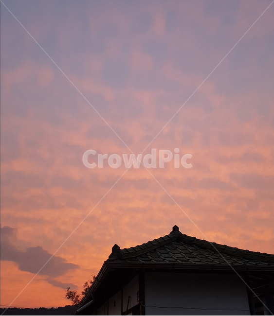 노을,석양,일몰,하늘,집,해넘이,일출,해돋이,역광,sunset,sky,풍경,지붕,구름,자연,풍경,nature,landscape,한국전통,한국문화,korean traditional,korean culture,outdoors,옥외,building,건물