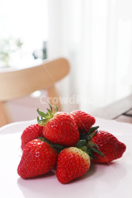 딸기,과일,strawberry,fruit,food,빨강,식물,씨앗,잎,음식,베리류,접사,클로즈업,제철과일,비타민,건강,다이어트,항산화제,건강한식생활,녹색,날것,달콤한음식,유기농,잘익은,열매,식재료,디저트,딸기철,쌍떡잎식물,간식,신선함,맛있는,봄,고화질,과일,열매,fruit