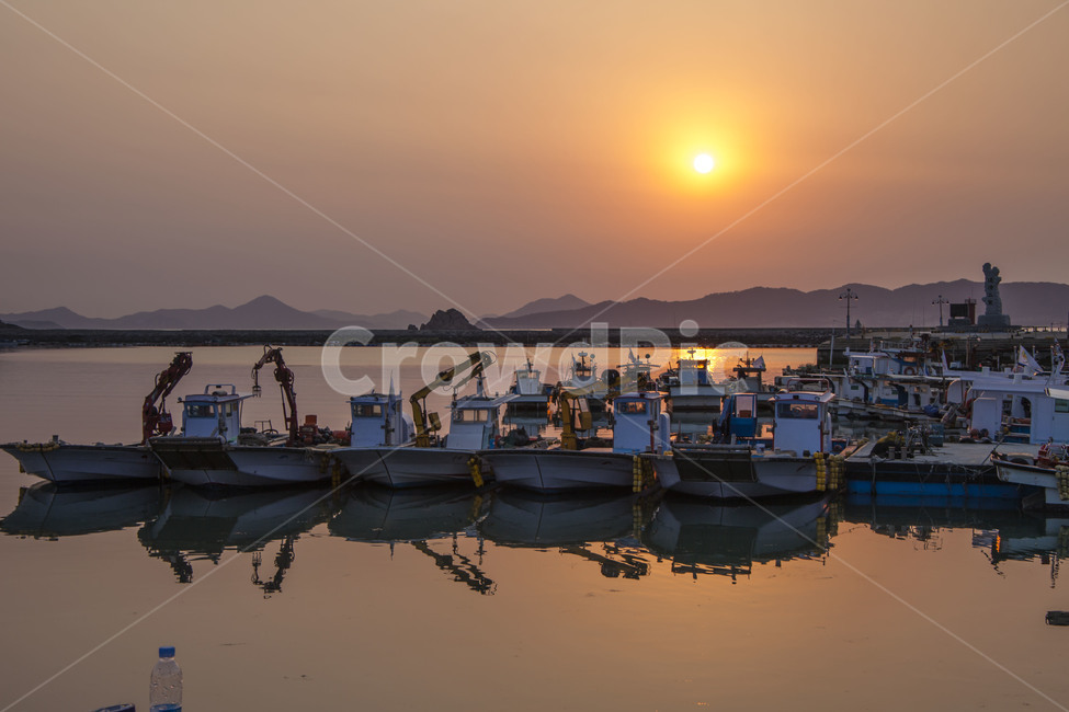 바닷가,포구,정박,낚시배,어촌,반영,석양,낙조,산업,industry,industrial,어업,fishery,fishing industry,교통,교통수단,traffic,transportation,vehicle,차량,watercraft,선박,water,물,waterfront,워터 프론트