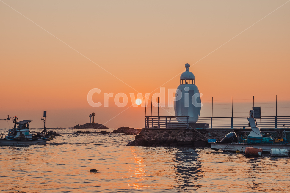 transportation,교통,watercraft,선박,water,물,어촌,배,등대,일출,여명,어촌풍경,어촌마을,바다,sea,sunrise,sun,sky,ocean