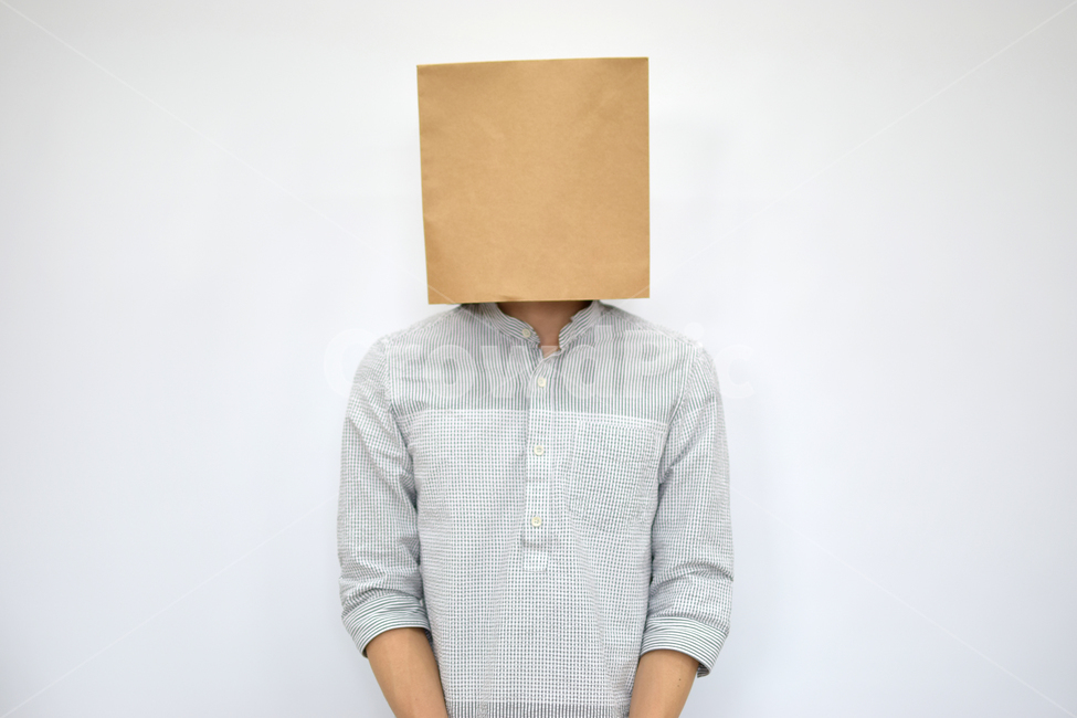 상자,종이,쇼핑백,얼굴,표정,제스처,모션,옷,남자,남성,사업,비즈니스,비지니스,소셜,왕따,친구,상사,직장,사회,종이얼굴,표현,의사소통,기업,국민,스트레스,손,팔,사람,인물,인간,human,person,남성,남자,man,male,연출,컨셉,콘셉,direction,concept
