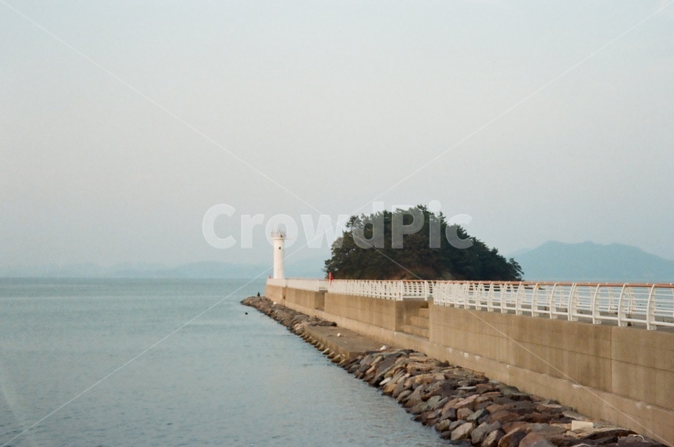 바다,하늘,등대,여름,필름,감성,바다길,방파제,등대,lighthouse,water,물,nature,자연,outdoors,옥외,shoreline,해안선,river,강
