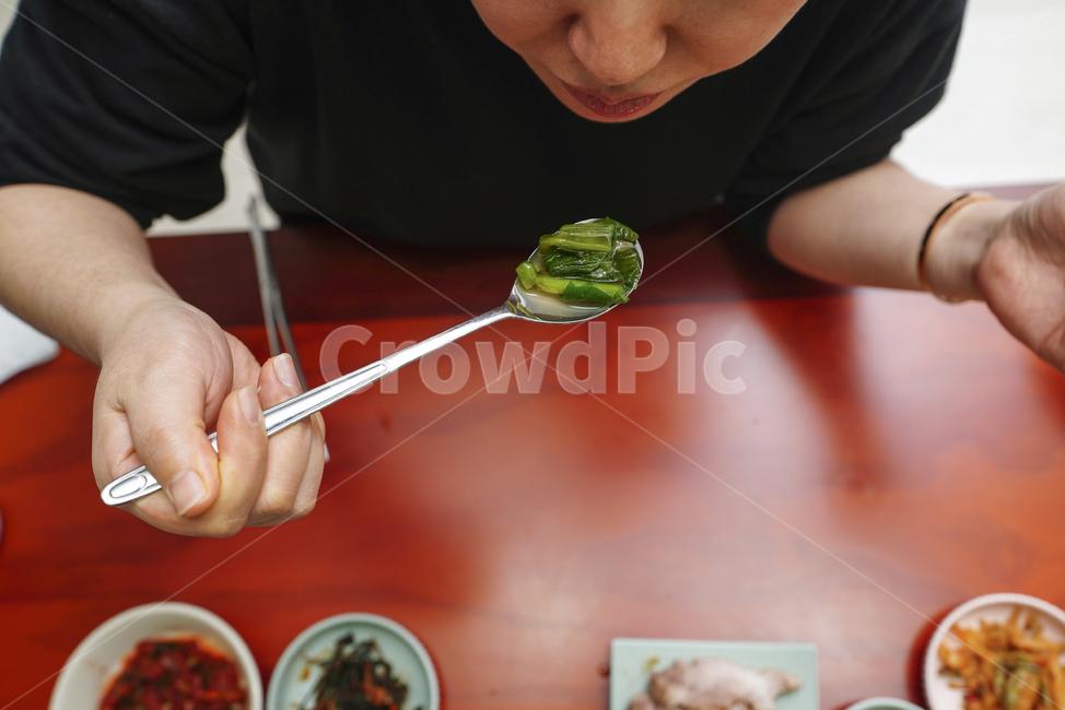 김치,한식,먹거리,반찬,채소,야채,food,집밥,human,인간,person,사람,식사,음식,식재료,요리,food,cook,meal,dishes,food reserves