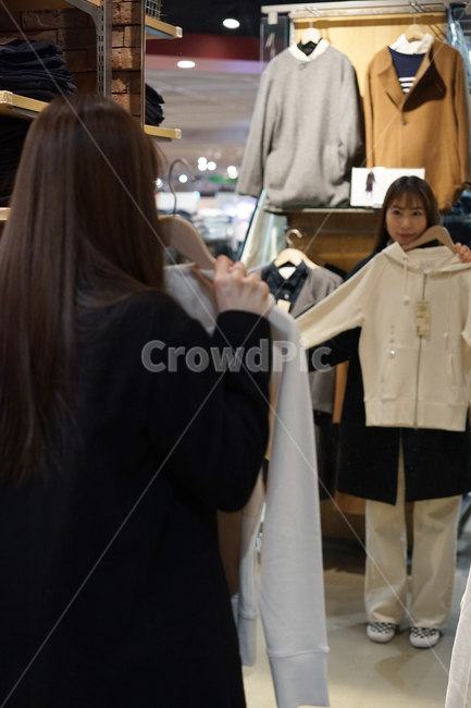 패션,옷가게,쇼핑,백화점,아울렛,매장,옷,의류,겨울,겨울옷,shopping,가게,여성,여자,거울,피팅,겨울,계절,winter,season,사람,인물,인간,human,person,여성,여자,woman,female,lady,쇼핑,shopping