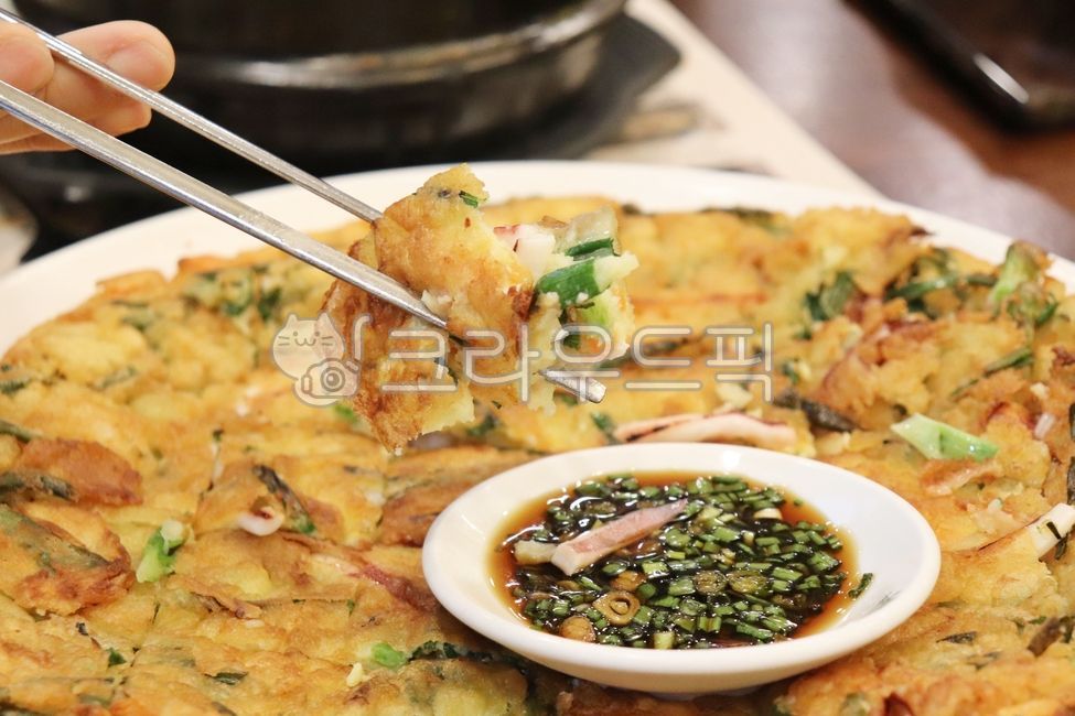 해물파전,파전,부침개,간장,젓가락,오징어파전,부추전,부추부침개,해물부추전,쪽파,요리,부추