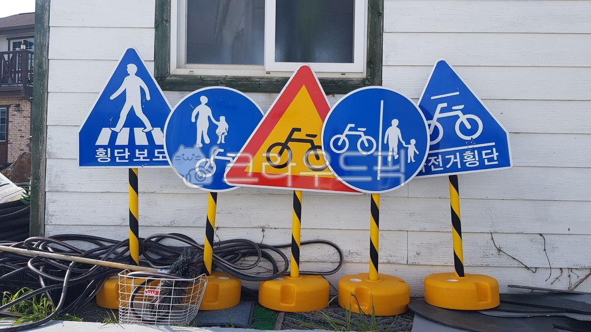 signboard,crosswalk,bicycle,children,line,storage,window,bicycle sign,circle,triangle