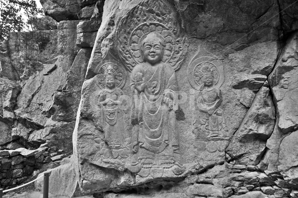 서산용현리마애여래삼존상,마애여래삼존상,백제의미소,국보제84호,마애불,석가불,미륵보살,제화갈라보살,백제시대,흑백,한국전통,한국문화,korean traditional,korean culture,조각상,동상,석상,조형물,statue,bronze statue,stone statue