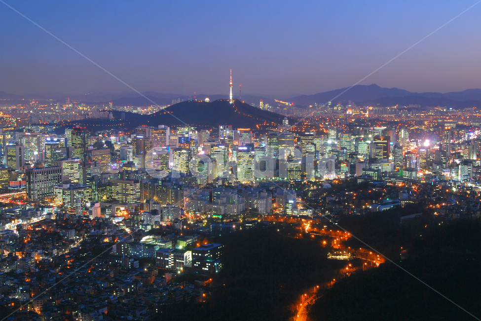 남산,타워,남산타워,서울타워,서울n타워,n타워,빌딩,고층빌딩,스카이라인,랜드마크,비지니스,비즈니스,회사,오피스,컴퍼니,하늘,노을,도로,길,산,도시,도심,빌딩숲,풍경,도시풍경,야경,도시야경,저녁,밤,불빛,대도시,중심가,서울,한국