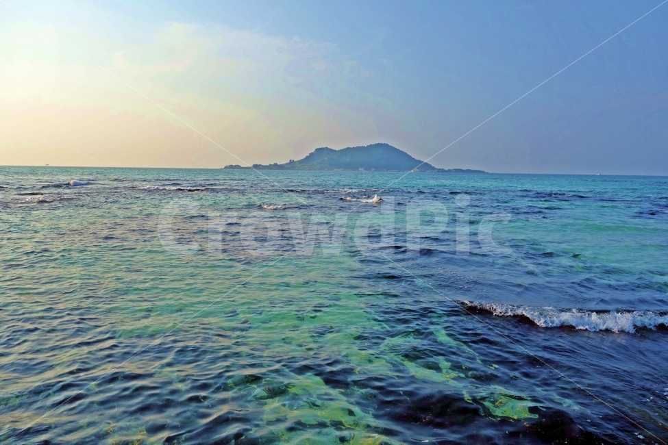 제주도,금능으뜸원해변,비양도,에메랄드,푸른,바다,섬,파도,물결,제주,제주도여행,제주여행,여행,자연,풍경,경치,아름다운,전망,그림,같은,뷰,추천,여행지,관광지,흰,구름,하늘,수평선,망망대해,바닷가,자연,풍경,nature,landscape,한국자연풍경,한국자연경관,korea nature landscape,제주도,jeju,jeju island,ocean,대양,water,물,sea,outdoors,옥외,promontory,곶,land,땅