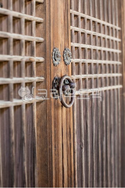 한옥,전통문,고건축,전통가옥,문창살,문고리,출입문,옛날집,나무집,나무문,한지,창호지,배경,패턴,문살,목재,문,건축,전통집,기와집,전통한옥,door,wood,주택,interiordesign,집