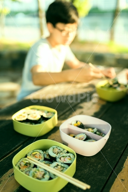 가족,피크닉,소풍,야외,활동,도시락,김밥,공원,휴식,여유,힐링,나들이,젓가락,사람,인물,인간,human,person,어린이,어린아이,child,children,kid,여행,휴가,traveling,vacation,trip,음식,식재료,요리,food,cook,meal,dishes,food reserves,한식,한국음식,한국요리,korean food,korean dishes,korean meal,korean cook