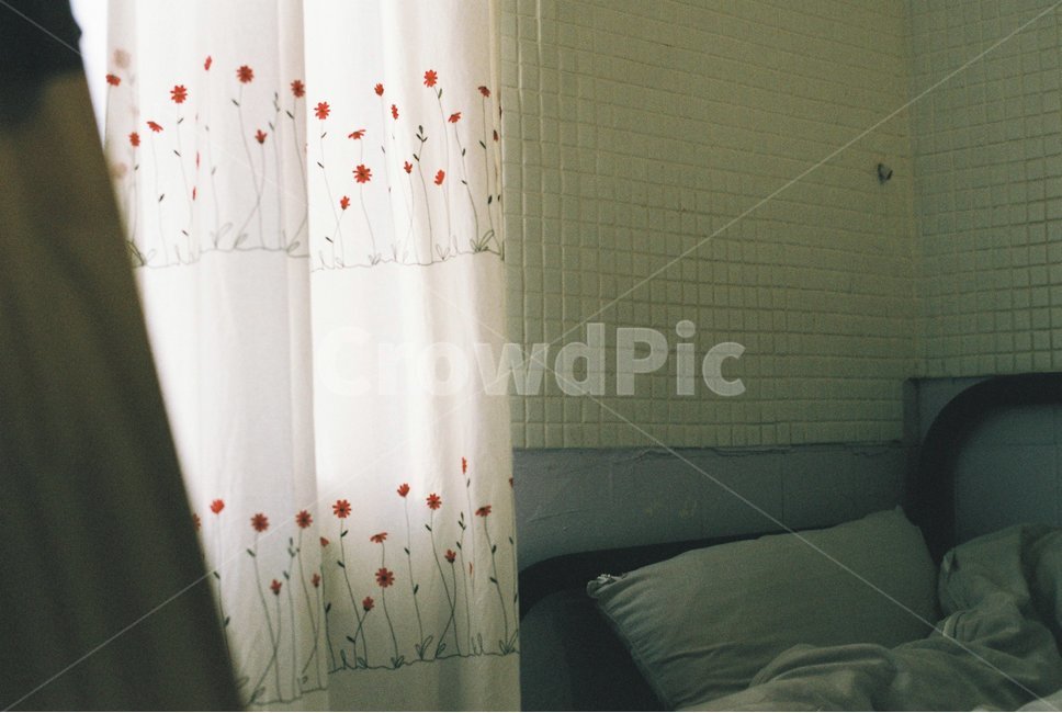 방,게스트하우스,따뜻함,꽃커튼,커튼,아늑함,필름사진,감성,sensible,feeling,휴식,힐링,rest,relaxation,healing,인테리어,실내디자인,interior design