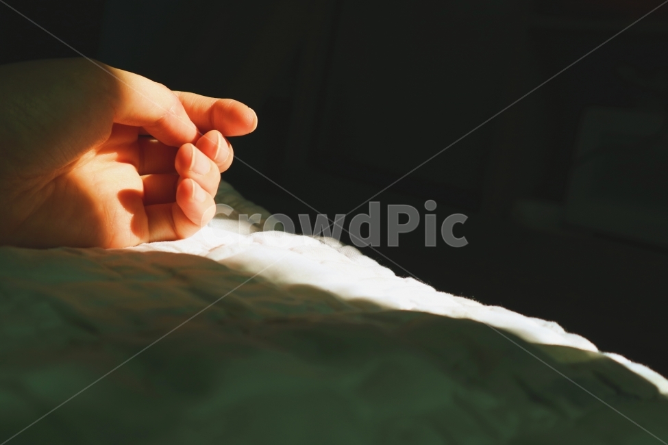 손,빛,침대,이불,손가락,사람,인물,인간,human,person,신체일부,몸,body,휴식,힐링,rest,relaxation,healing