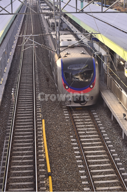 건널목,열차,빈티지,감성사진,빈티지감성,빈티지느낌,속도,running,tarmac,타맥,신호등,railload,철길,배경,바탕,백그라운드,vintage,background,outdoor,야외,옥외,아웃도어,변두리,bw,평행선,선로,전선,railway,철도,rail,레일,traintrack,기찻길,transportation,차량,교통,vehicle,떠남,speeding,질주,교통,교통수단,traffic,transportation