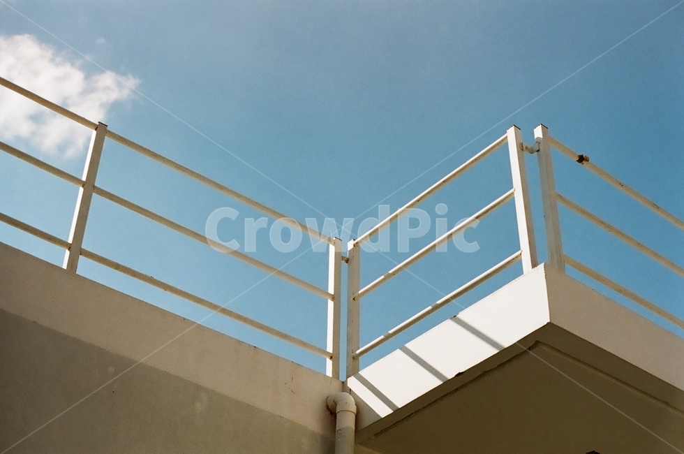 하늘,난간,감성적인,감성,맑은하늘,감성,sensible,feeling,건축물,건물외관,exterior,building,structure,architecture,construction