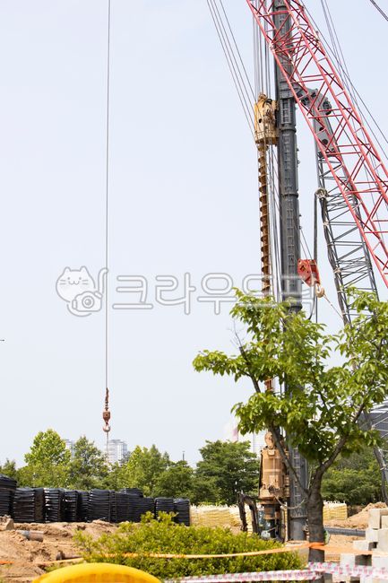 crane,iron frame,drivers seat,screw drill,ring,tree,boring machine,soil,industry,heavy equipment,drill,hole,outdoor,boring,gyre,machine,excavation,pulley,cable,cockpit