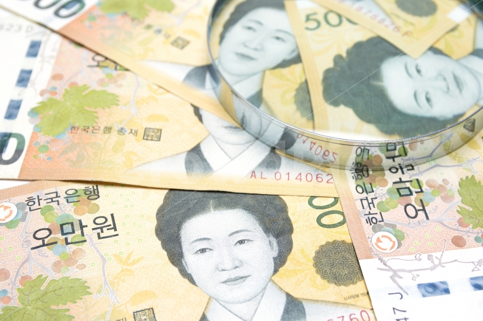 돋보기,오만원,5만원,확대,화폐,돈,금융,지폐,생활,한국,동양,비용,경제,은행,저금,저축,재무,비즈니스,현금,자산,재산,적금,적립,산업,가치,현실,소득,세금,요금,소비,지출,절약,금액,지불,아시아,스튜디오,컨셉,컨셉트,콘셉,콘셉트,뱅크,예산,사업,캐쉬,캐시,머니,비지니스,소스,오브젝트,원화,단독사진,가계,보험,주식,수입,money,급여,재물,연출사진,사물,물건,오브젝트,thing,object,matter,연출,컨셉,콘셉,direction,concept,금융,돈,finance,banking,money