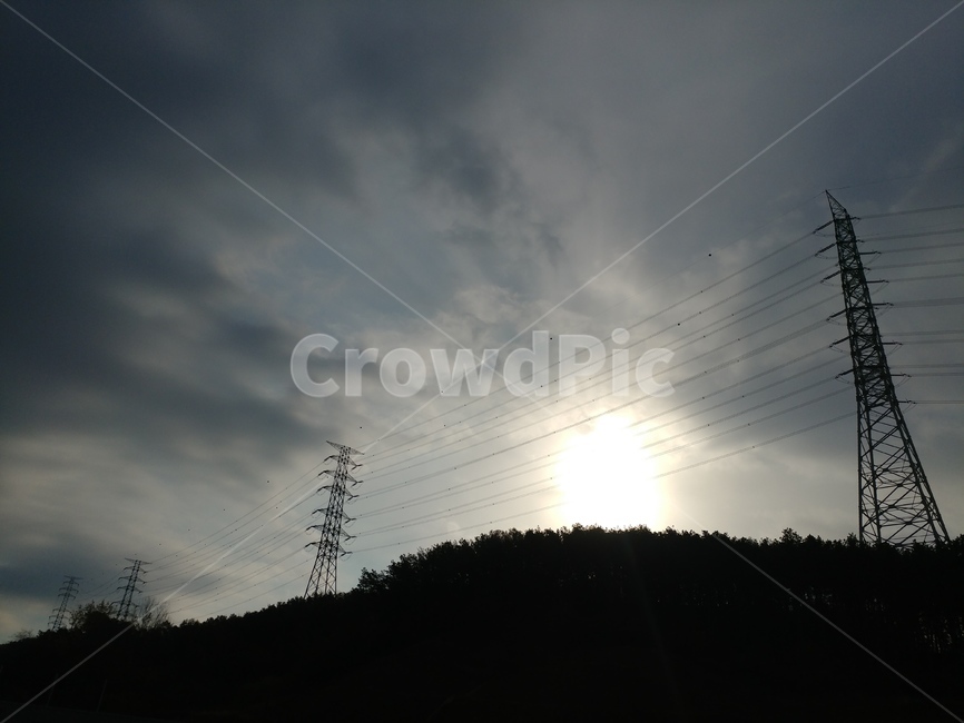 송전탑,하늘,구름,산,태양,빛,어둠,산업,industry,industrial,에너지산업,energy industry,power lines,전력선,cable,케이블,electric transmission tower