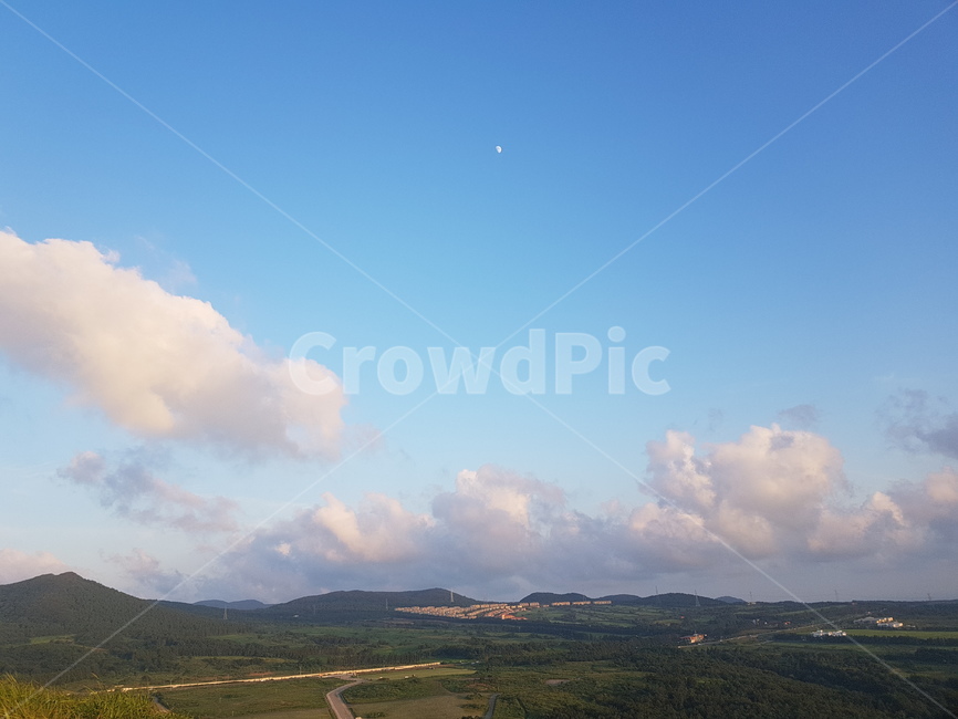 nature,자연,outdoors,옥외,제주,제주도,구름,하늘,달,파란하늘,오름,제주오름,산,고지대,옥상,뭉게구름,cloud,jeju,sky,자연,풍경,nature,landscape