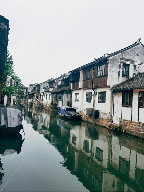 배,풍경,bulidings,교통,중국,river,호수공원,중국식,비침,reflection,회색하늘,하늘,sky,gray,china,traditional,중국양식