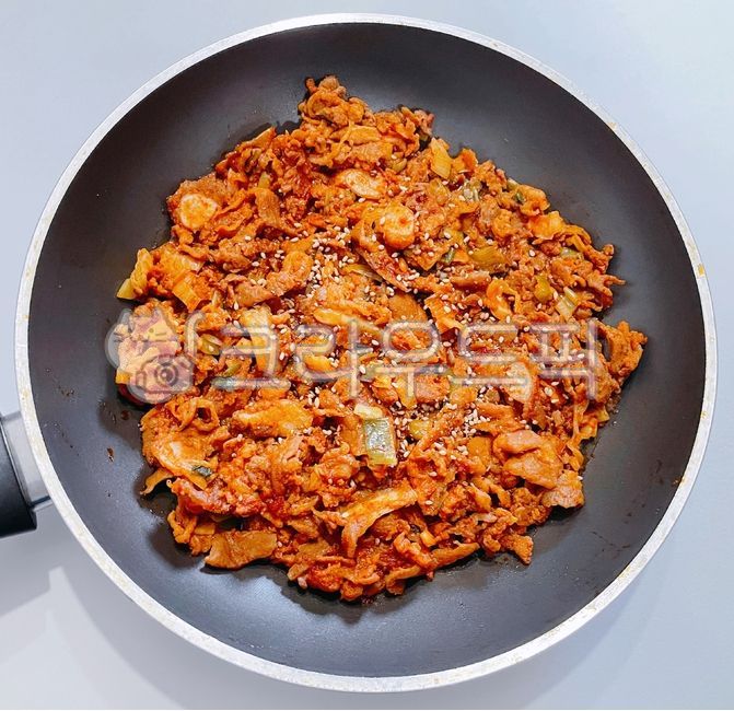 seasoning,Stirfried pork,cook,pork,cochlear bone,food,pig,meal,Stirfried Odolbone,dish,meat,stirfry,sesame,cooking,frying pan,Sesame