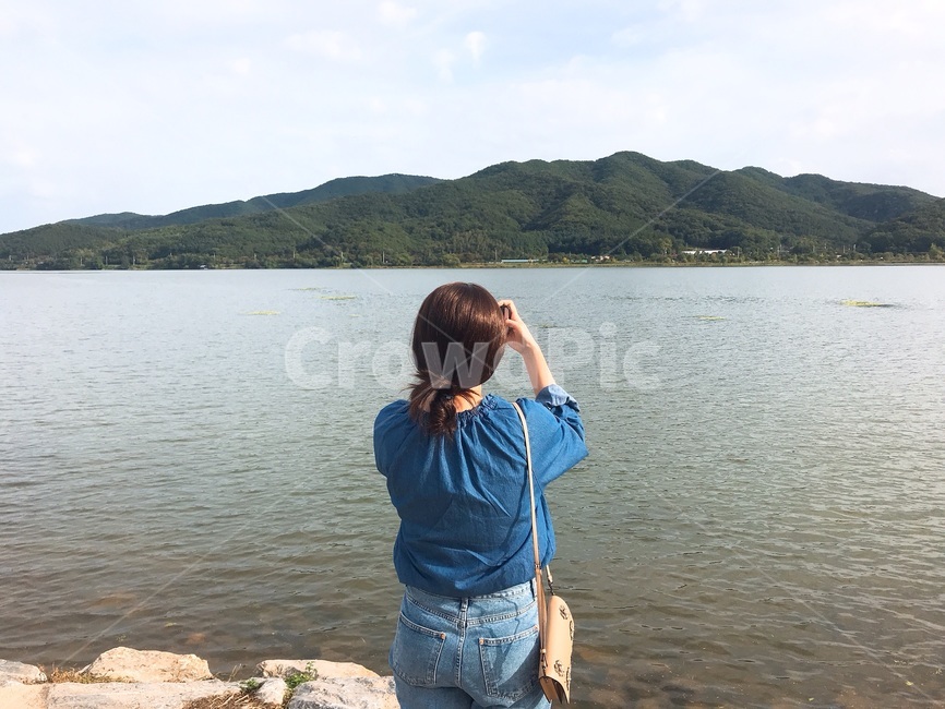 water,사람,뒷모습,nature,mountain,산,호수,사람,인물,인간,human,person,여성,여자,woman,female,lady