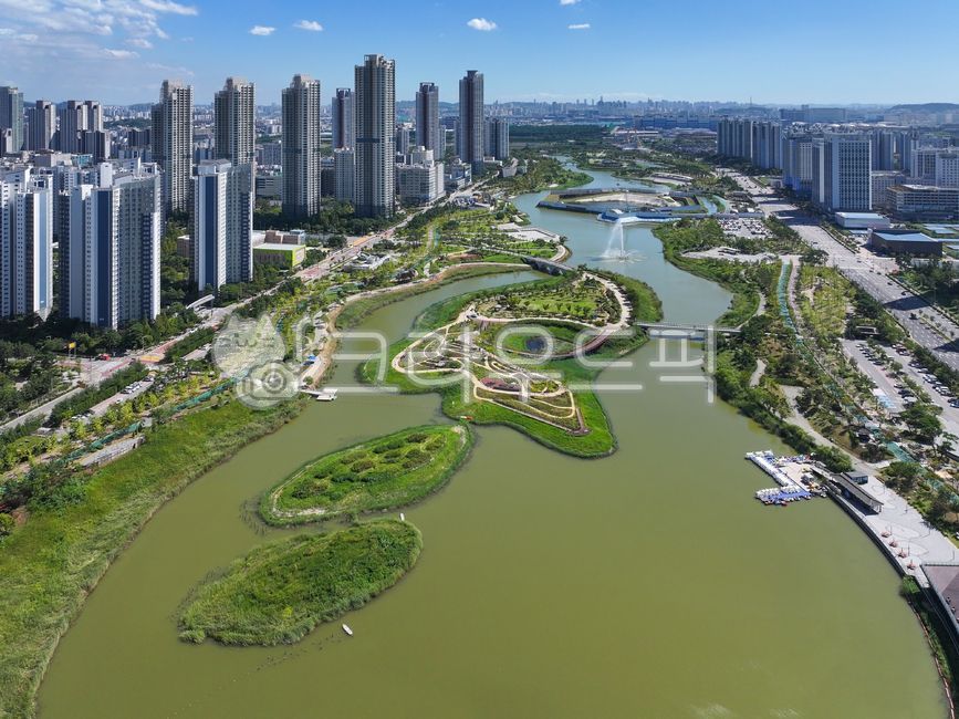 청라호수공원,청라국제도시,청라동,도시,호수,빌딩,아파트,주거지역,물,공원,하늘,파란,녹색,여름,인천시,건물,건축,도시풍경,도심,인천,청라신도시