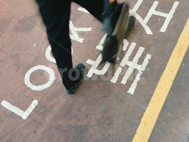 출근,바쁜,도로,거리,도시,발걸음,걸음,양복,남자,회사,사람,인물,인간,human,person,비즈니스,사업,business,service,work