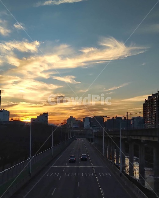햇살,sunshine,transportation,교통,automobile,자동차,vehicle,차량,car,차,노을,석양,해질녘,오후,afternoon,저녁,evening,road,도로,highway,고속도로,freeway,고속도로,하늘,sky,도시,풍경,city,landscape