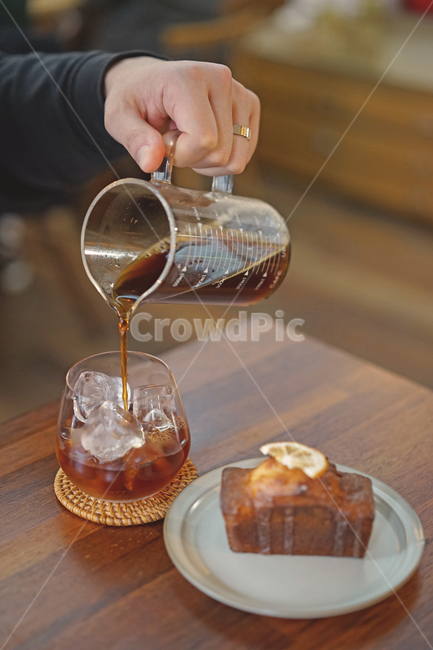 커피,카페,coffee,cafe,음료,디저트,파운드,빵,사람,인물,인간,human,person,신체일부,몸,body,음식,식재료,요리,food,cook,meal,dishes,food reserves,빵,bread,디저트,간식,후식,dessert,snack,커피,카페,coffee,cafe,감성,sensible,feeling