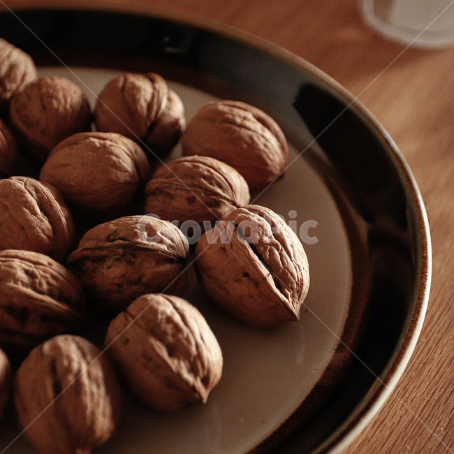 walnut,호두,nut,너트,여유,견과류,접시,플레이팅,주방인테리어,주방용품,plate,슬로우라이프,감성,음식,식재료,요리,food,cook,meal,dishes,food reserves,콩류,견과류,beans,pulse,nuts,dry fruits