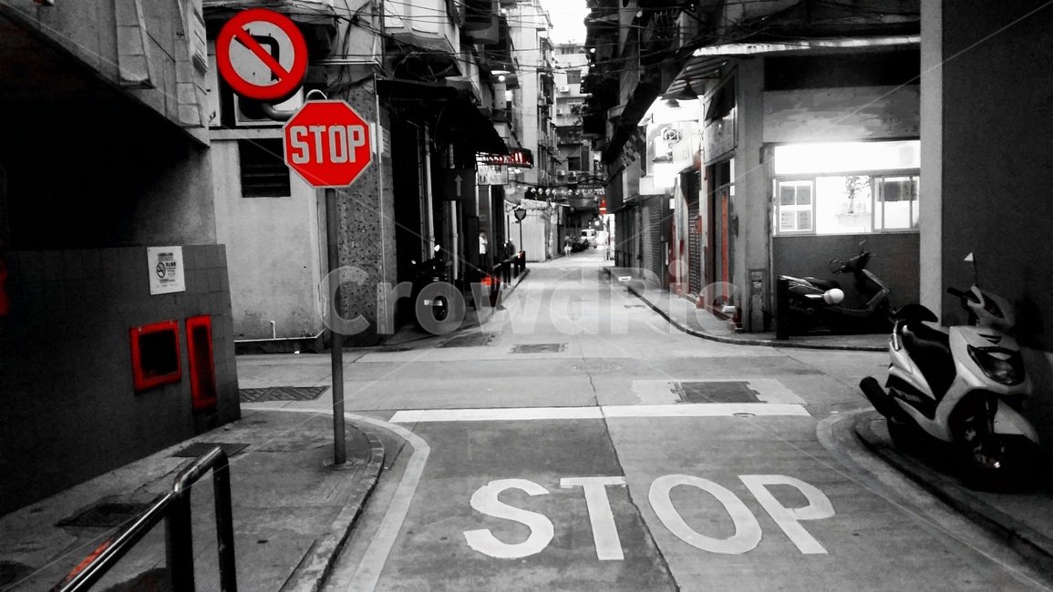 stop,정지선,표지판,흑백사진,거리,길,오토바이,흑백,정지,감성,사거리,골목,건물,배경,배경화면,풍경,도시