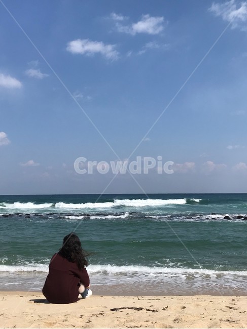 바다,뒷모습,인물,여자,강문해변,강릉,앉은모습,해변,바다,beach,sea,사람,인물,인간,human,person,여성,여자,woman,female,lady